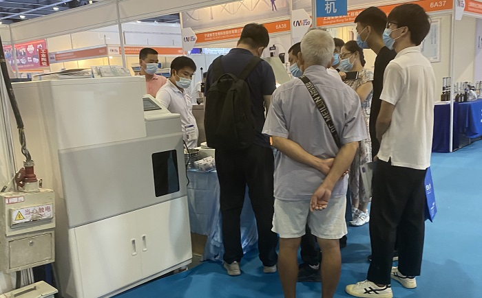 与会人员参观极悦平台行星球磨机