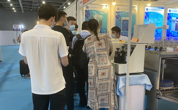 与会人员参观极悦平台筛分仪